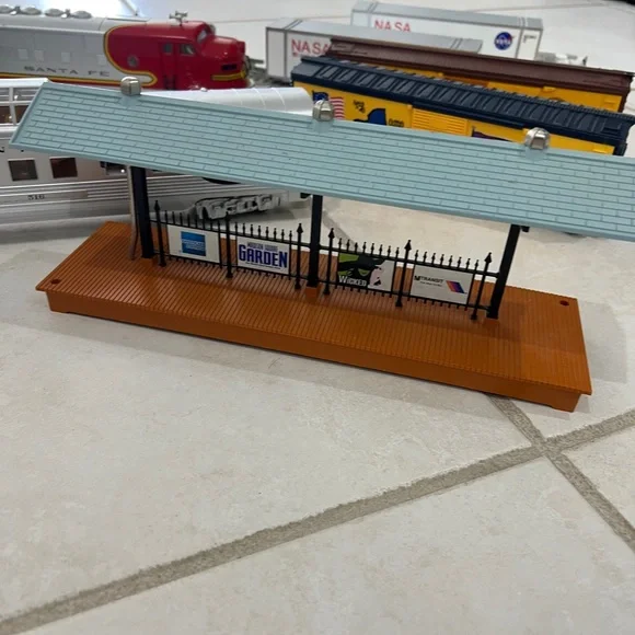 Vintage Model electric Train Set with Assorted Cars - Picture 4 of 9